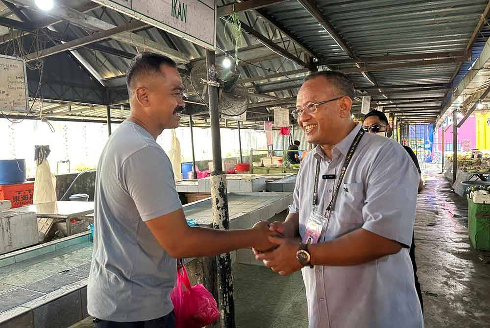 Khairul Azhari sempat beramah mesra bersama pengunjung pasar awam ketika berkempen sekitar Kuala Kubu Baharu.