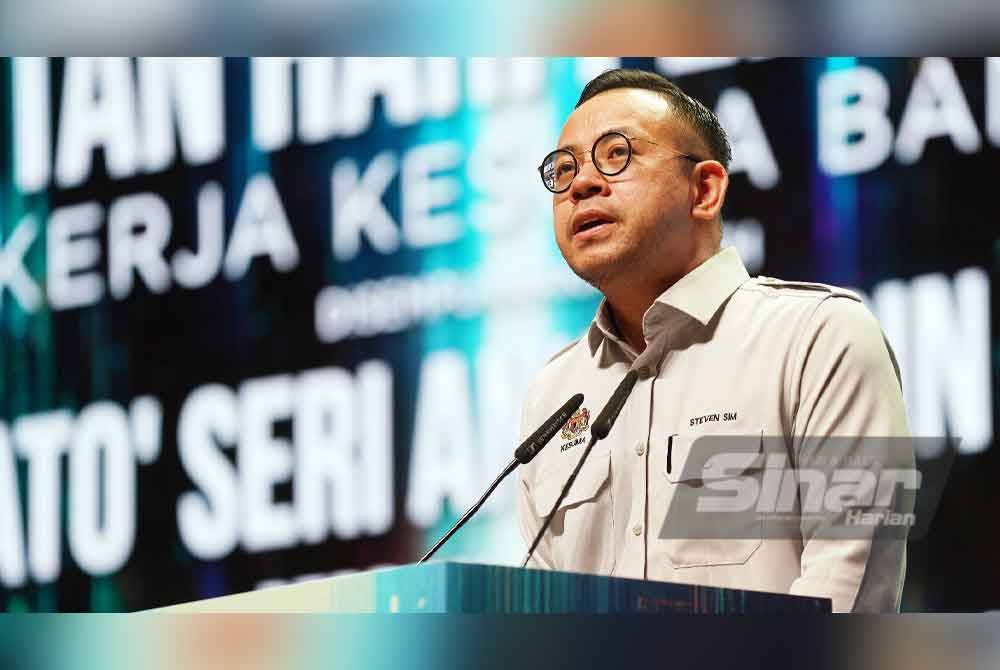 Steven ketika berucap pada majlis Sambutan Hari Pekerja bertemakan 'Pekerja Kesuma Bangsa' yang disempurnakan Perdana Menteri, Datuk Seri Anwar Ibrahim di Pusat Konvensyen Antarabangsa Putrajaya, pada Rabu. Foto Sinar Harian-Rosli Talib