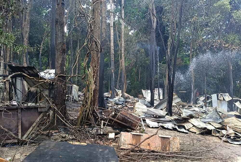 api telah merebak sehingga menyebabkan 25 daripada 33 buah kongsi telah terbakar. Foto JBPM Terengganu