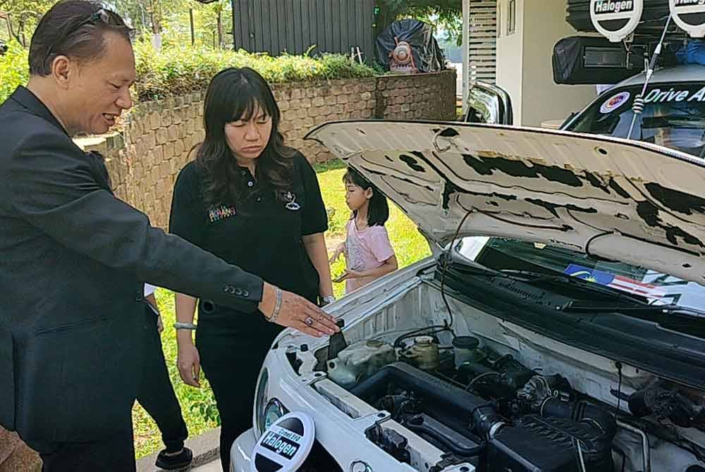 Jack menunjukkan bahagian enjin keretanya yang telah dibaik pulih sebelum memulakan misi solo mengelilingi dunia bermula pada Rabu.