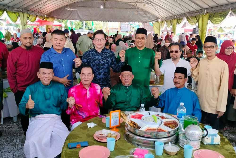 Muhammad Fauzi (duduk dua dari kanan) bergambar bersama tetamu yang hadir.