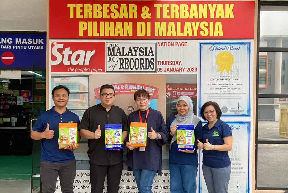 Chew Chert Fong (dua dari kiri) bersama Pengarah Pasaraya Kucing, Datin Felicia Cheng Yee Ling (tengah) dan Nurul Husna (dua dari kanan).