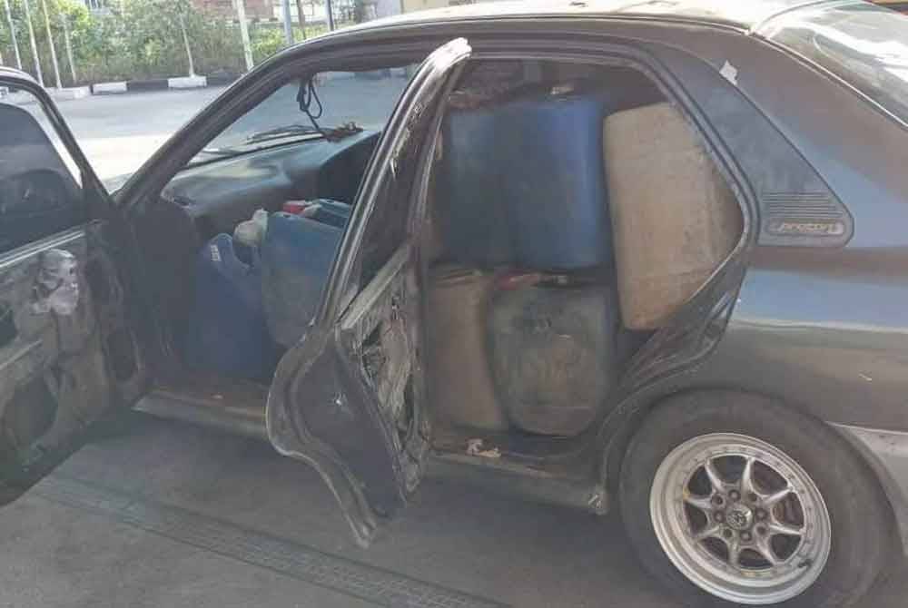 Kesemua bahan mentah itu ditemukan di bahagian penumpang hadapan dan belakang serta di dalam bonet dua buah kereta jenis Proton Wira Aeroback