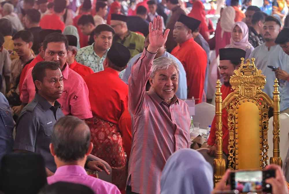 Ahmad Zahid mengangkat tangan kepada orang ramai yang hadir pada Majlis Rumah Terbuka Aidilfitri UMNO Negeri Sembilan