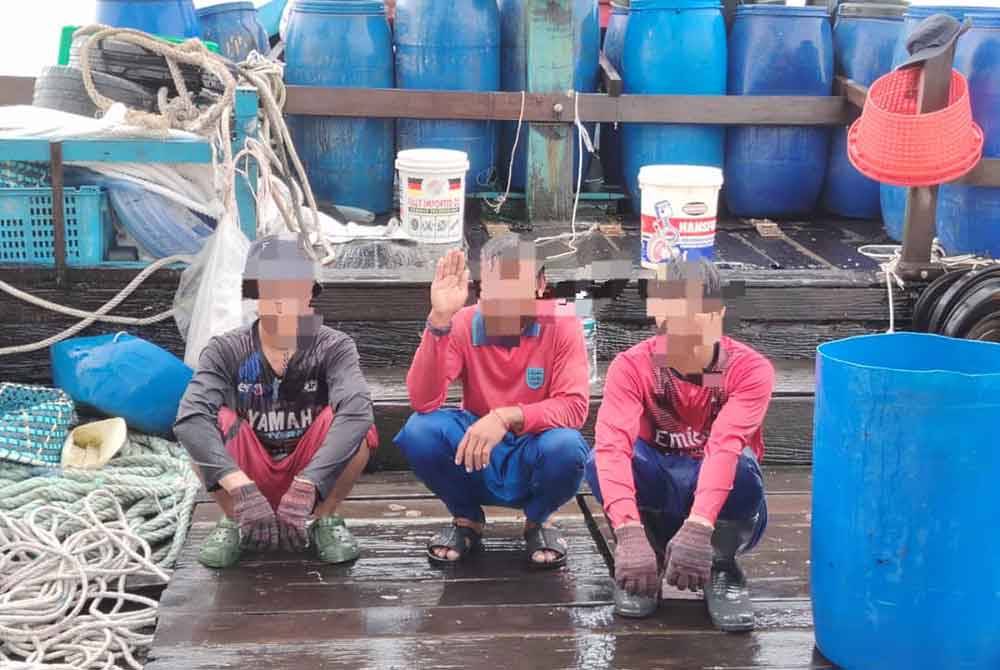 Tiga nelayan Kemboja ditahan kerana tiada kebenaran untuk bekerja di atas bot nelayan tempatan pada tengah hari Selasa.
