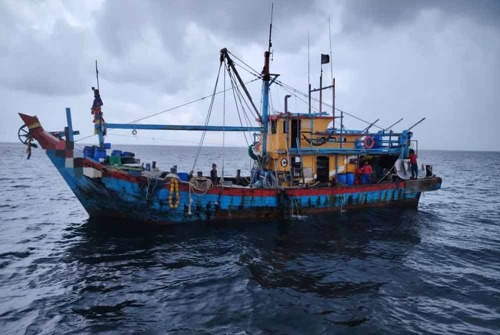 Bot yang dinaiki tiga nelayan asing itu juga disita untuk siasatan lanjut.