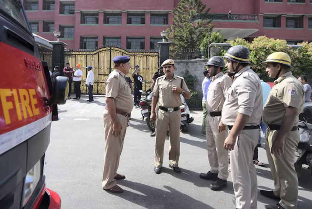 Anggota polis dan bomba mengawal di salah sebuah sekolah Mayur Vihar selepas beberapa sekolah menerima ancaman bom di New Delhi pada Rabu - Foto: Agensi