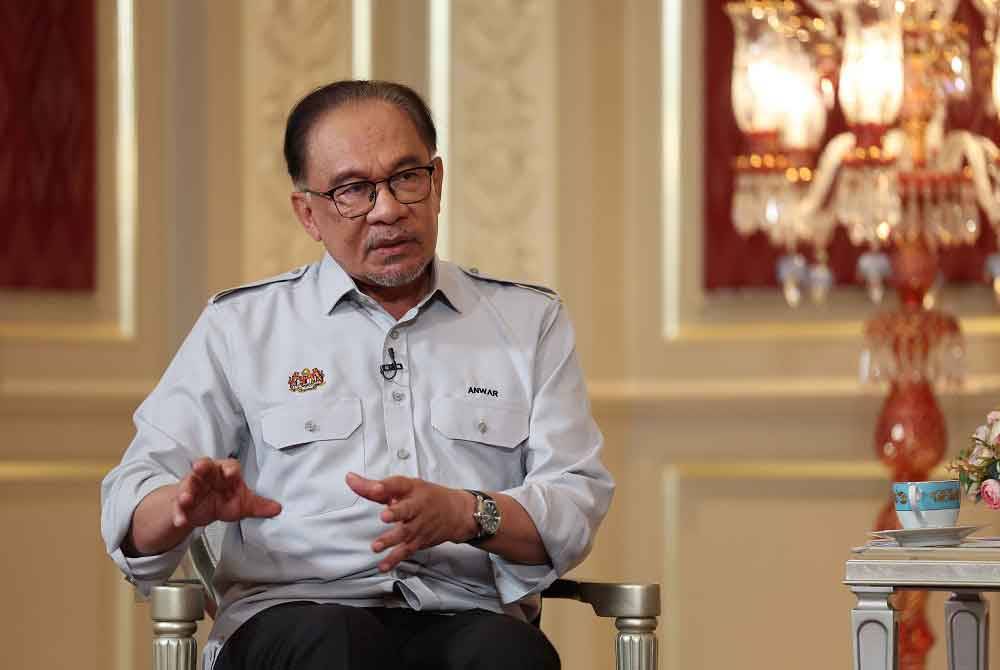 Anwar ketika menjawab soalan dalam 'Program Soal Jawab Perdana Menteri' di Seri Perdana hari ini. - Foto: Bernama