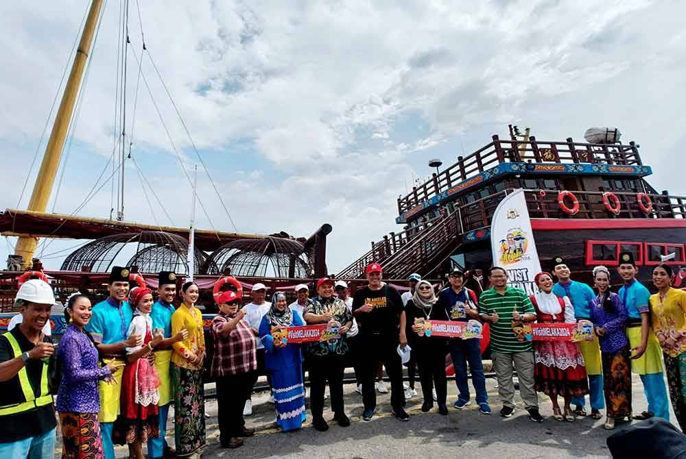 Exco Kanan Perumahan, Kerajaan Tempatan, Saliran, Perubahan Iklim dan Pengurusan Bencana negeri Datuk Rais Yasin (sembilan, kanan) menyambut kru dan penumpang kapal Fu Ning pada Majlis Menyambut Ketibaan Kapal Layar Tradisional Cina Fu Ning Terbesar di Dunia ke Melaka di Pelabuhan Tanjung Bruas di sini hari ini.