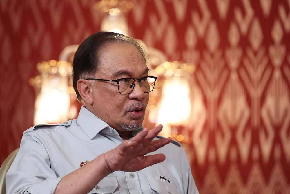 Perdana Menteri Datuk Seri Anwar Ibrahim menjawab soalan dalam 'Program Soal Jawab Perdana Menteri' di Seri Perdana hari ini. Foto Bernama