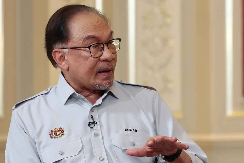 Anwar Ibrahim ketika menjawab soalan dalam 'Program Soal Jawab Perdana Menteri' di Seri Perdana hari ini. - Foto: Bernama