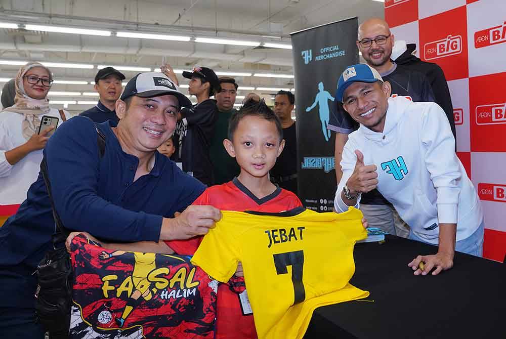 Faisal (kanan) bergambar bersama peminat cilik ketika sesi 'Meet & Greet' pada Rabu