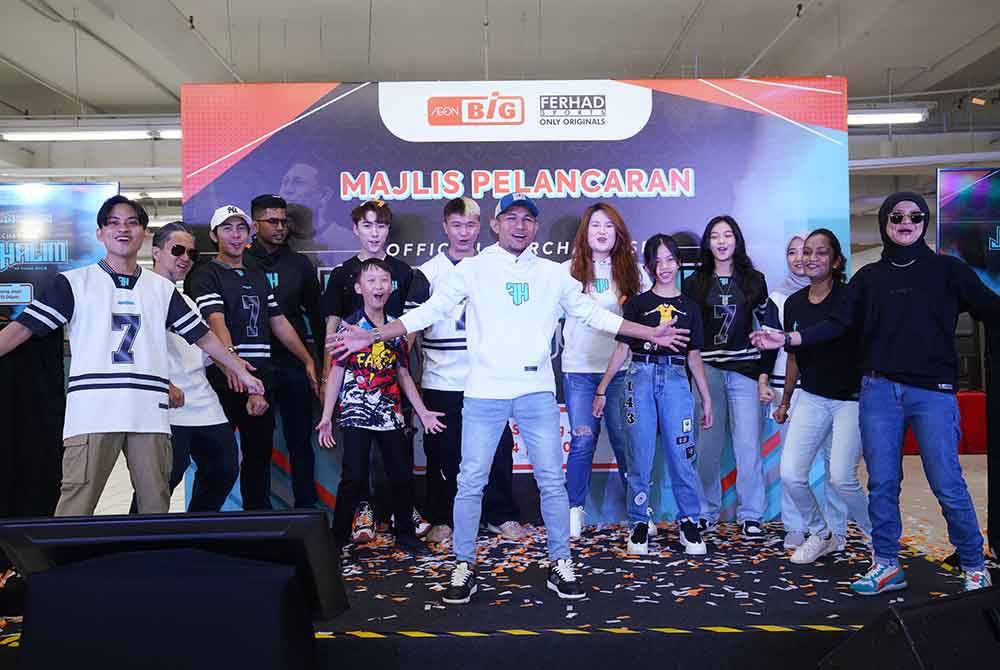 Pemain bola sepak kebangsaan, Faisal Halim (tengah) ketika sesi bersama peminat pada Majlis Pelancaran Jenama Koleksi Peribadi Rasmi FH7 di AEON BiG Subang Jaya pada Rabu. Foto Sinar Harian-MOHD HALIM ABDUL WAHID