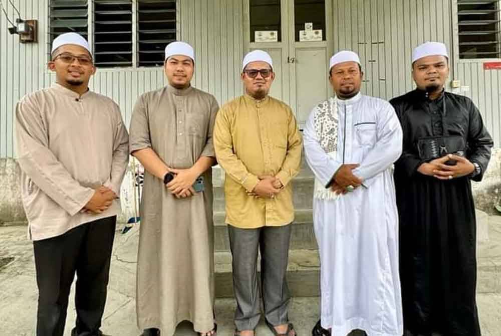 Hairul Aziz (tengah) bersama meninjau Surau Tuan Tabal pada Selasa - Foto: Masjid Muhammadi