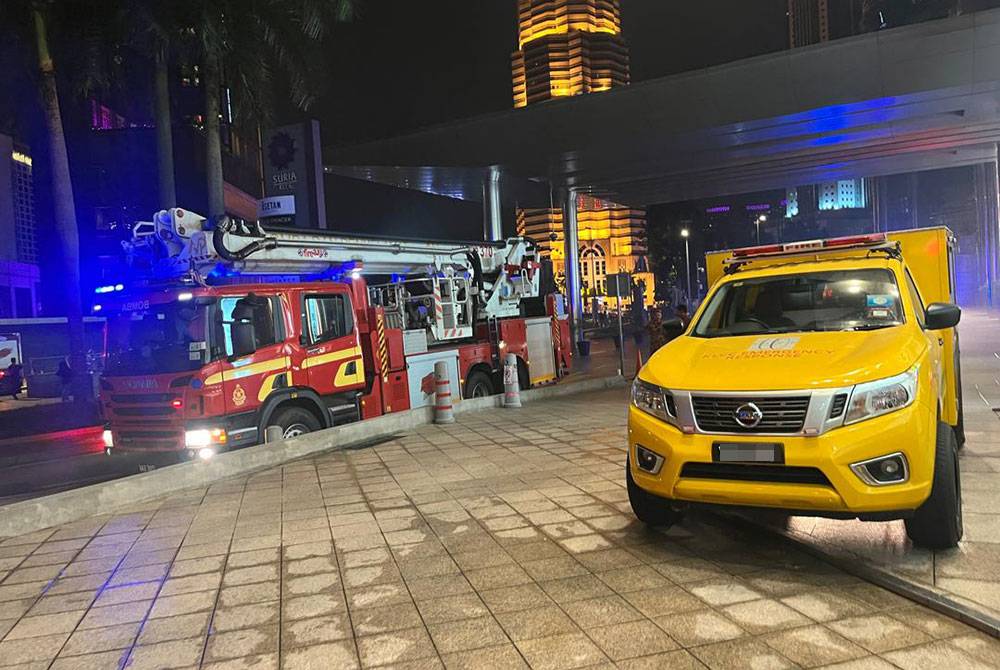 Sepasukan anggota bomba dikejarkan ke lokasi kejadian selepas menerima panggilan kebakaran di Babel KLCC, pada Rabu. Foto Bomba KL