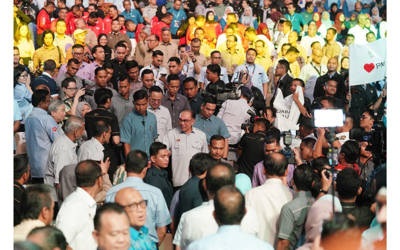 Anwar disambut para hadirin semasa menghadiri serta menyempurnakan sambutan Hari Pekerja 2024 di PICC, Putrajaya pada Rabu. 