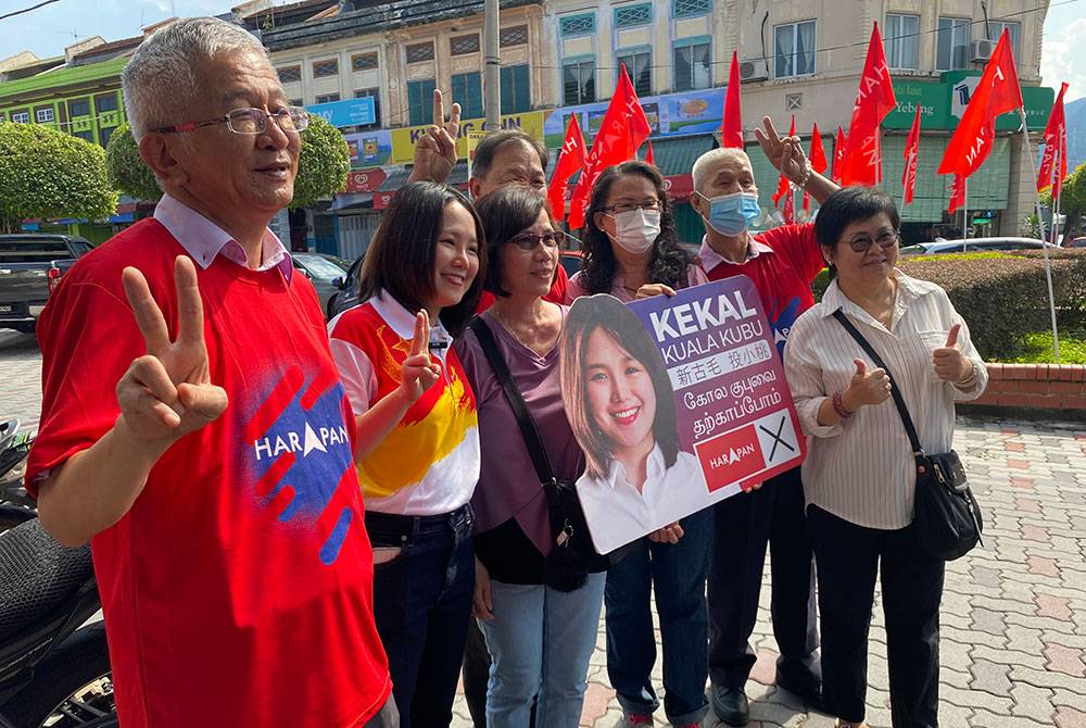 Pang Sock Tao bergambar bersama penyokongnya ketika program jelajah mesra di pekan Kuala Kubu Baharu.