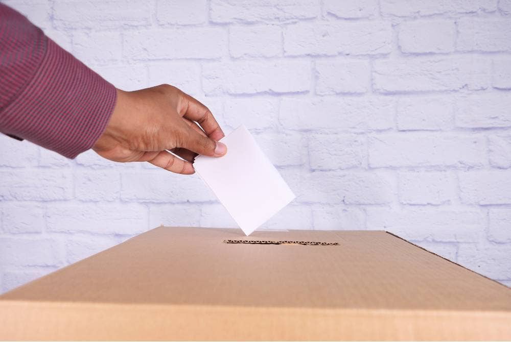 HARUS hukumnya bagi orang yang terlibat dalam pengiraan undi pilihan raya untuk menjamakkan solatnya atas alasan kesukaran untuk meninggalkan tempat mengira undi.