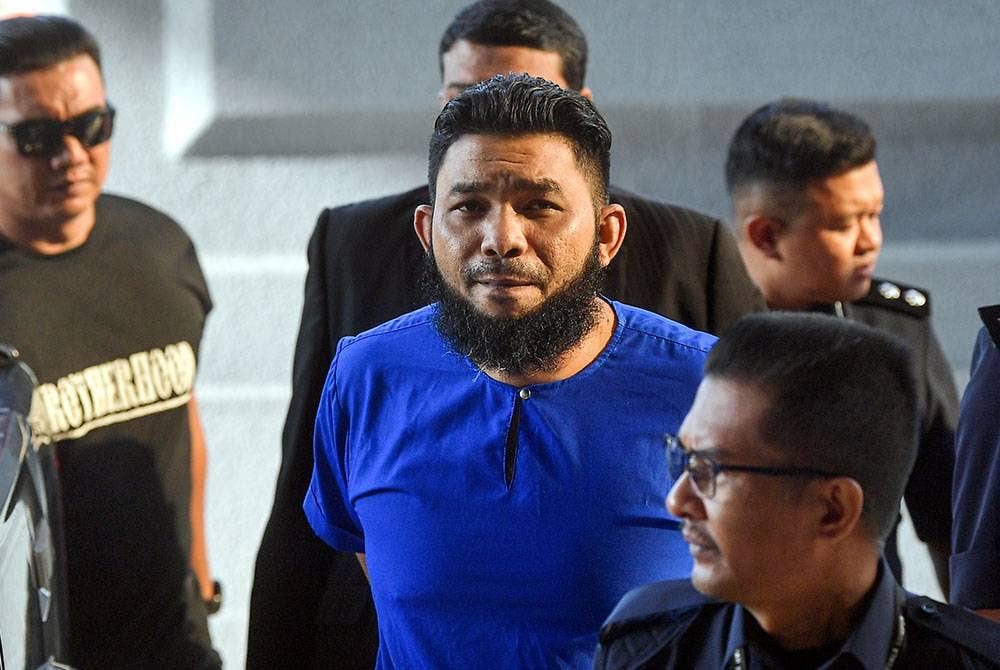 Blogger Wan Muhammad Azri Wan Deris (dua, kiri) atau Papagomo mengaku tidak bersalah di Mahkamah Sesyen hari ini atas pertuduhan menghasut yang mendatangkan kebencian terhadap Yang di-Pertuan Agong Sultan Ibrahim. Foto Bernama