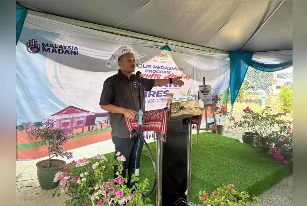 Nik Nazmi berucap pada Majlis Program Kampung Angkat Madani di Kampung Aril, Melor, Kota Bharu.