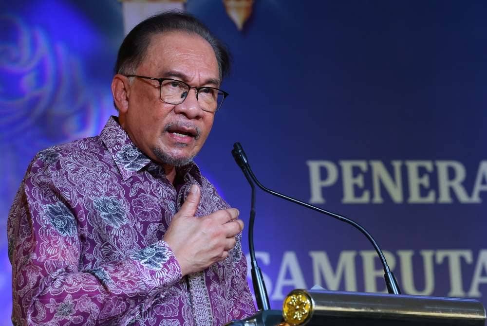 Anwar Ibrahim ketika berucap pada Majlis Penerapan Nilai Nilai Murni dan Sambutan Hari Raya Aidiffitri Kementerian Dalam Negeri (KDN) Madani di Kompleks Setia Perkasa hari ini. Foto Bernama