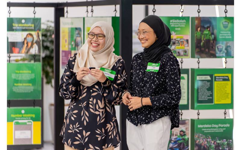 Farah (kiri) telah menjadi pengguna setia Grab sejak 2016,bersama adiknya, Ika, di majlis penyampaian hadiah Cabaran Ramadan-UmrahGrab.