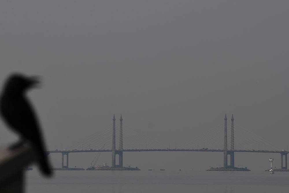 Pemandangan Jambatan Pulau Pinang kelihatan kabur berikutan jerebu yang melanda di negeri ini.