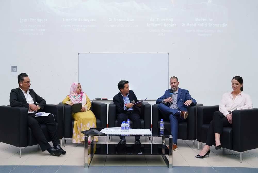 Forum 'Masa Depan Ekonomi Angkasa ASEAN 2030” yang dihoskan oleh Dr Mohd Hafizi Shamsudin (tengah) bersama panelis (dari kiri) Pengasas Ocullospace, Dr Franco Gan; Pengarah Bahagian Perancangan dan Komunikasi Strategik Agensi Angkasa Malaysia (MYSA), Norafiza Saleha Sahlan; Naib Presiden Program Kerajaan Nanoracks, AS, Scott Rodriguez dan Pengurus Kenderaan Artemis NASA, Branelle Rodriguez pada Space Symposium “Beyond Boundaries: Connecting World in Space” yang berlangsung di UniKL MIAT, Sepang pada Khamis. Foto SINAR HARIAN / MOHD HALIM ABDUL WAHID