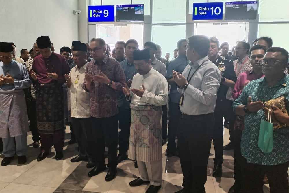 Ketibaan Anwar di LTSIP disambut Mohd Nassuruddin sebelum beliau meluangkan masa hampir 30 minit beramah mesra dengan orang awam serta melihat kemudahan baharu di LTSIP. Foto FB Mohd Nassuruddin Haji Daud