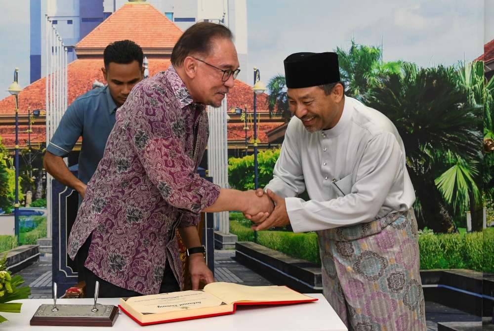 Anwar bersama Mohd Nassuruddin mengadakan perjumpaan tertutup berhubung pembangunan negeri Kelantan di Pejabat Menteri Besar di MABNA MBI, Kompleks Kota Darulnaim pada Khamis. Foto Bernama