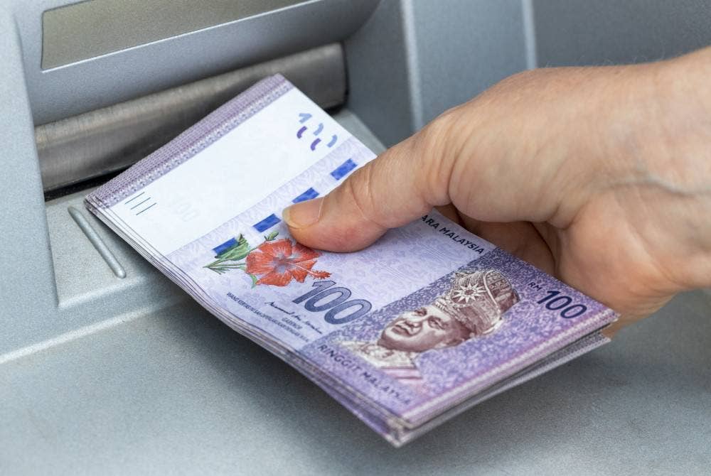 Mangsa diminta untuk mengeluarkan wang simpanan sebanyak RM25,000 dan menyerahkan wang tunai tersebut. Gambar hiasan.