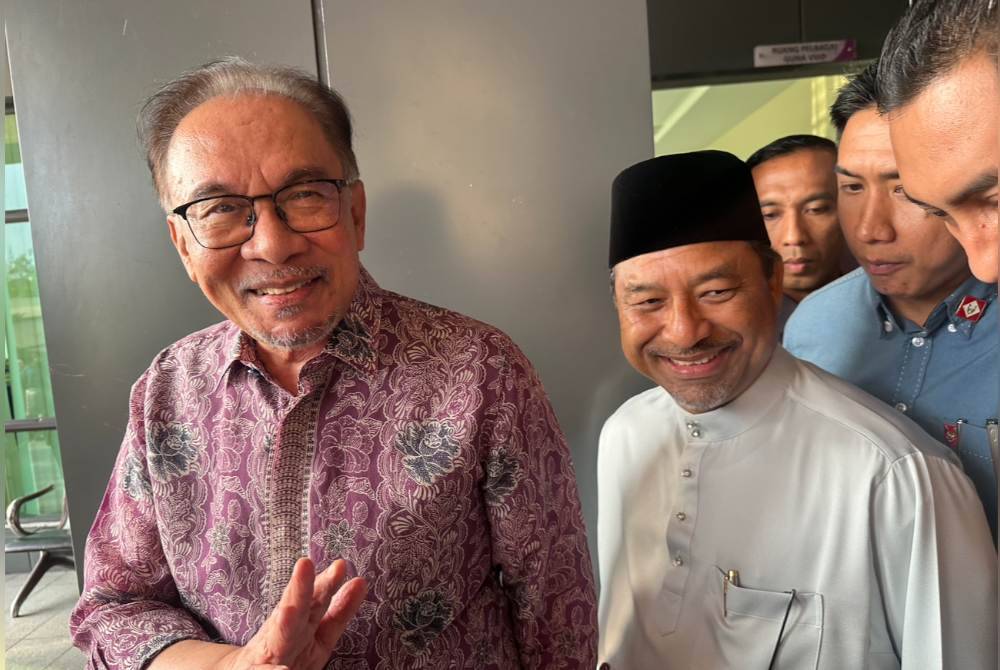 Anwar (kiri) dan Mohd Nassuruddin (kanan) yang selesai mengadakan pertemuan di Kota Darulnaim, Kota Bharu pada Khamis.