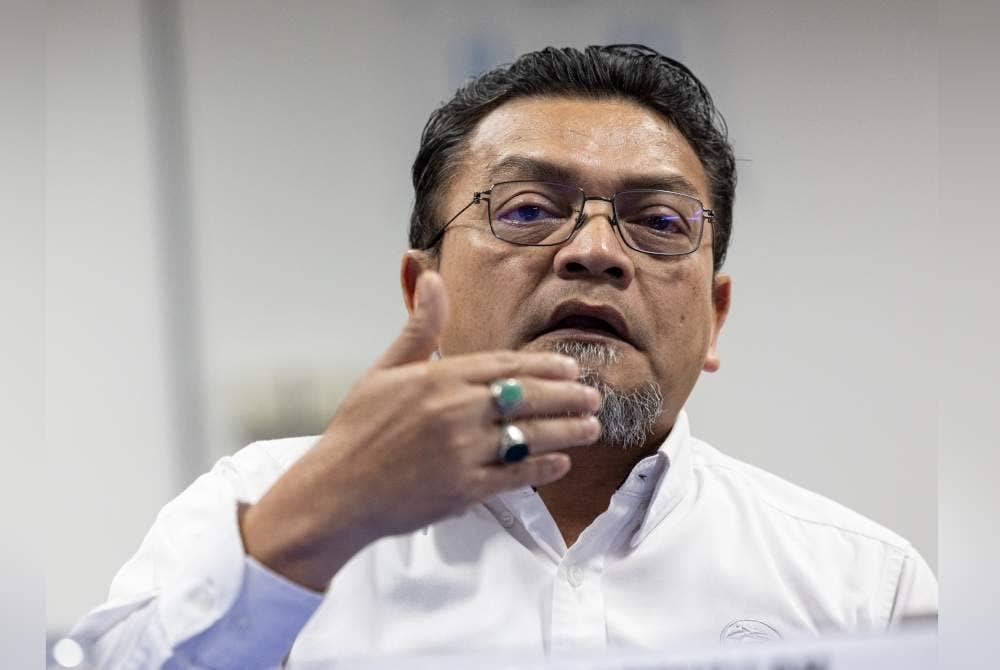 Roslan bercakap kepada media pada Sesi Taklimat Inisiatif Kualiti Proton di Kilang Proton pada Khamis.