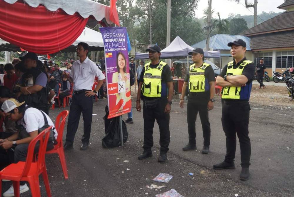 Anggota polis sentiasa memantau proses berkempen yang berlangsung di PRK KKB sejak 27 April lalu. Foto PDRM