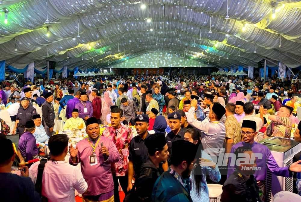 Hampir 20,000 orang hadir memeriahkan Sambutan Aidilfitri Madani 2024 bersama Perdana Menteri di RTC Bandar Baru Tunjong pada Khamis.
