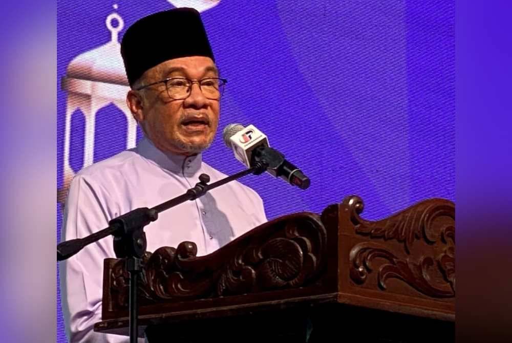 Anwar berucap pada Majlis Sambutan Aidilfitri Madani 2024 di RTC Bandar Baru Tunjong pada Khamis.