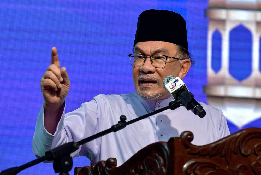 Anwar berucap pada Majlis Sambutan Aidilfitri Madani di RTC Bandar Baru Tunjong di Kota Bharu pada Khamis. Foto Bernama