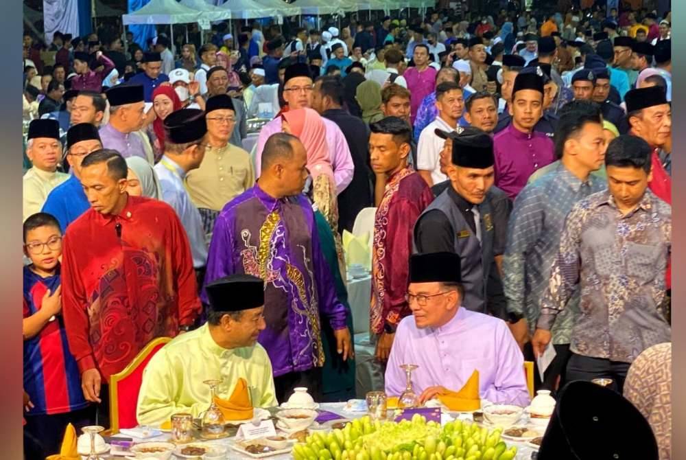 Anwar (kanan) membincangkan sesuatu bersama Mohd Nassuruddin pada
Majlis Sambutan Aidilfitri Madani 2024 di RTC Bandar Baru Tunjong di Kota Bharu, pada Khamis.