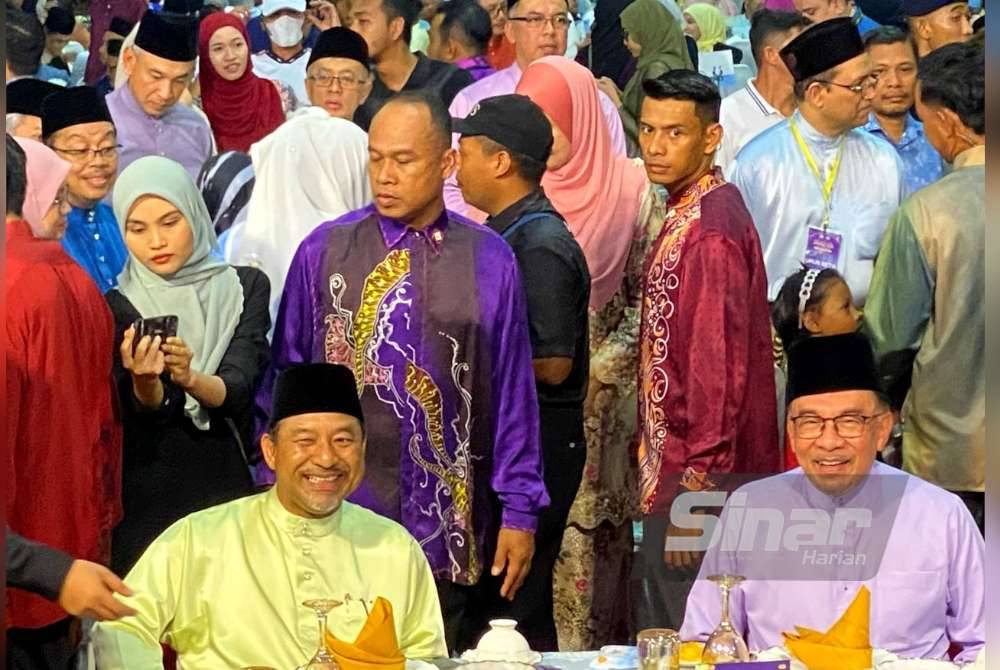 Mohd Nassuruddin (kiri) bersama Anwar semasa Majlis Sambutan Aidilfitri Madani 2024 di RTC Bandar Baru Tunjong di Kota Bharu pada Khamis.