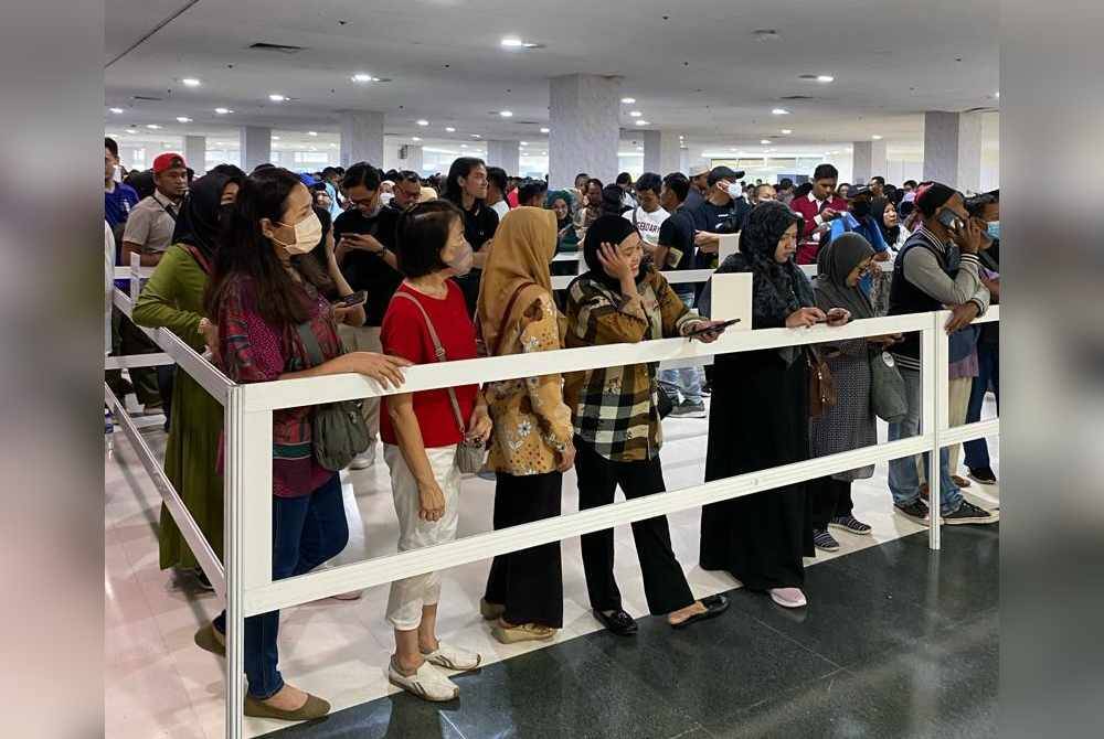 Rakyat Indonesia menunggu giliran di sebuah pusat pengundian di Kuala Lumpur dalam Pilihan Raya Presiden (Pilpres) 2024.