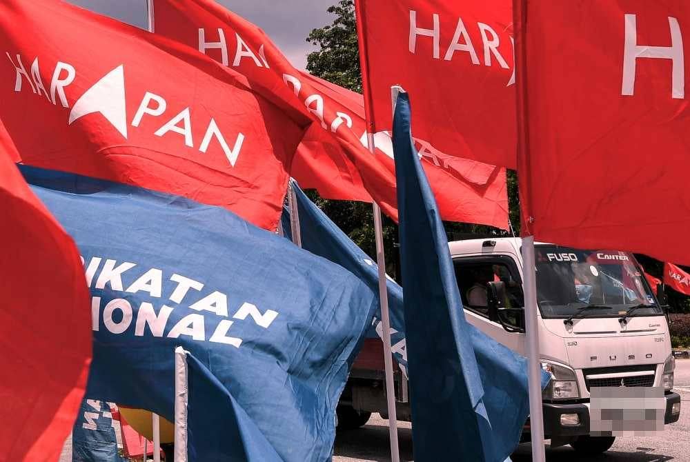 Kibaran bendera Pakatan Harapan (PH) dan Perikatan Nasional (PN) menghangatkan lagi bahang siri kempen Pilihan Raya Negeri (PRN) Dewan Undangan Negeri (DUN) yang sudah memasuki hari keenam di sekitar Taman Tuanku Jaafar hari ini. Pilihan Raya Negeri Ke-15 DUN N.24 Seremban Jaya menyaksikan pertandingan satu lawan satu antara calon PH-DAP P Gunasekaran dan PN-GERAKAN Gary Lee. Foto Bernama