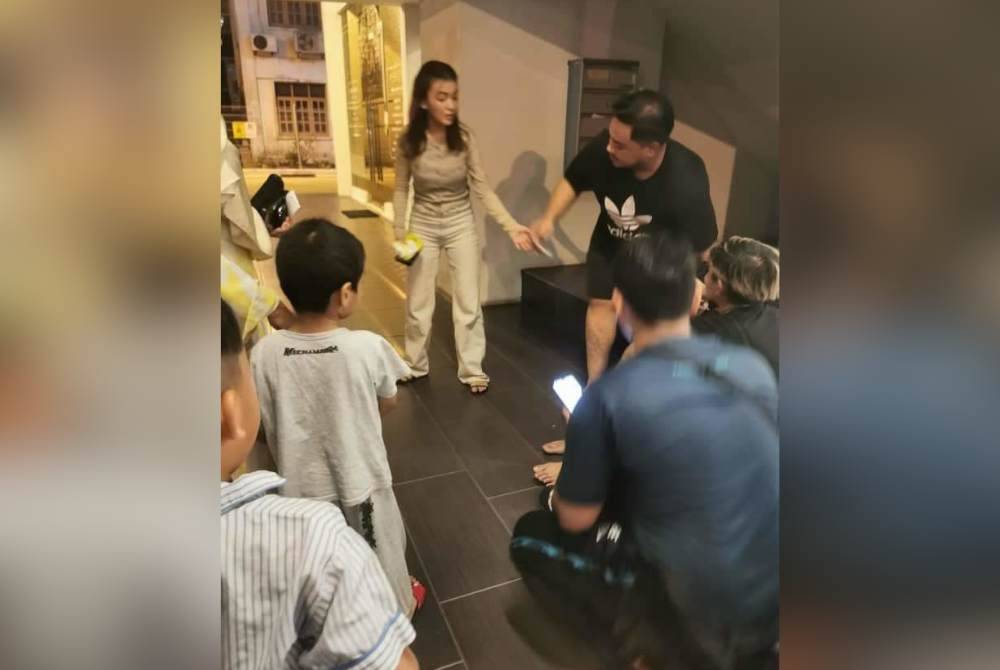 Aktres Eyka Farhana turut menemani Akhyar mendapatkan rawatan di hospital.