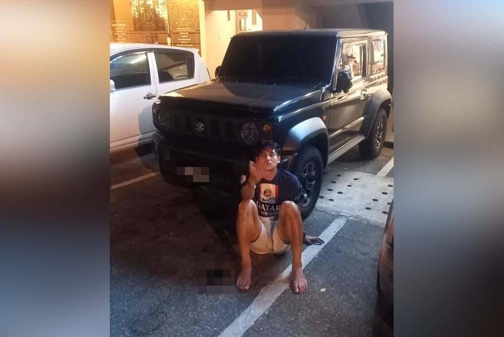 Gambar Akhyar terduduk di hadapan sebuah kenderaan dipercayai miliknya dalam keadaan lemah turut tular di media sosial sejak malam ini.