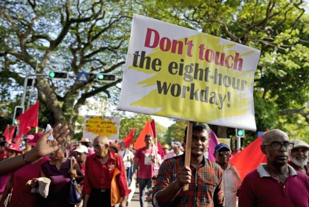 Anggota kebangsaan suara rakyat dan pakatan politik membawa sepanduk ketika demonstrasi di Colombo.