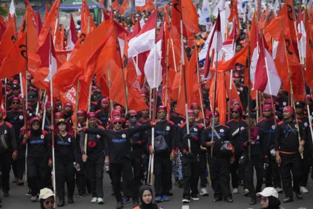 Ribuan peserta protes berarak di laluan utama di Jakarta.