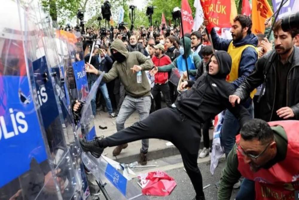 Lebih 200 penunjuk perasaan ditahan ketika mereka bertempur dengan polis berhampiran Dataran Taksim di Istanbul.
