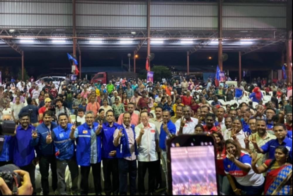 Zambry bergambar bersama pemimpin pelbagai parti yang hadir pada Malam Perpaduan Sempena Hari Pekerja 2024.