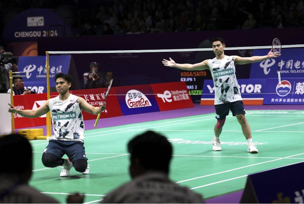 Aksi pasangan beregu lelaki negara meraikan kemenangan selepas menewaskan pasangan Jepun pada peringkat suku akhir Kejohanan Badminton Piala Thomas 2024 di Pusat Sukan Chengdu High-tech Zone pada Khamis. Foto Bernama