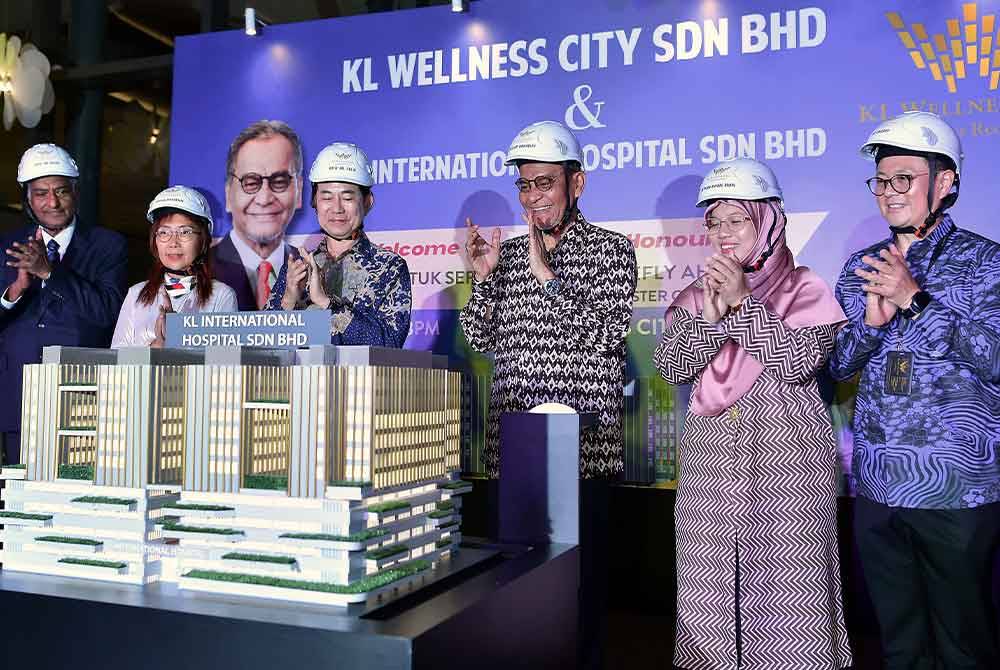 Dr Dzulkefly (tiga dari kanan) melancarkan Hospital 624 katil oleh KL International Hospital Sdn Bhd di KL Wellness City Galeri Bukit Jalil. Foto Bernama