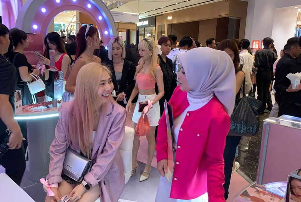 Tatahias 3CE Stylenanda (kanan) sedang memberi info berkaitan penentuan rona warna kulit wajah.